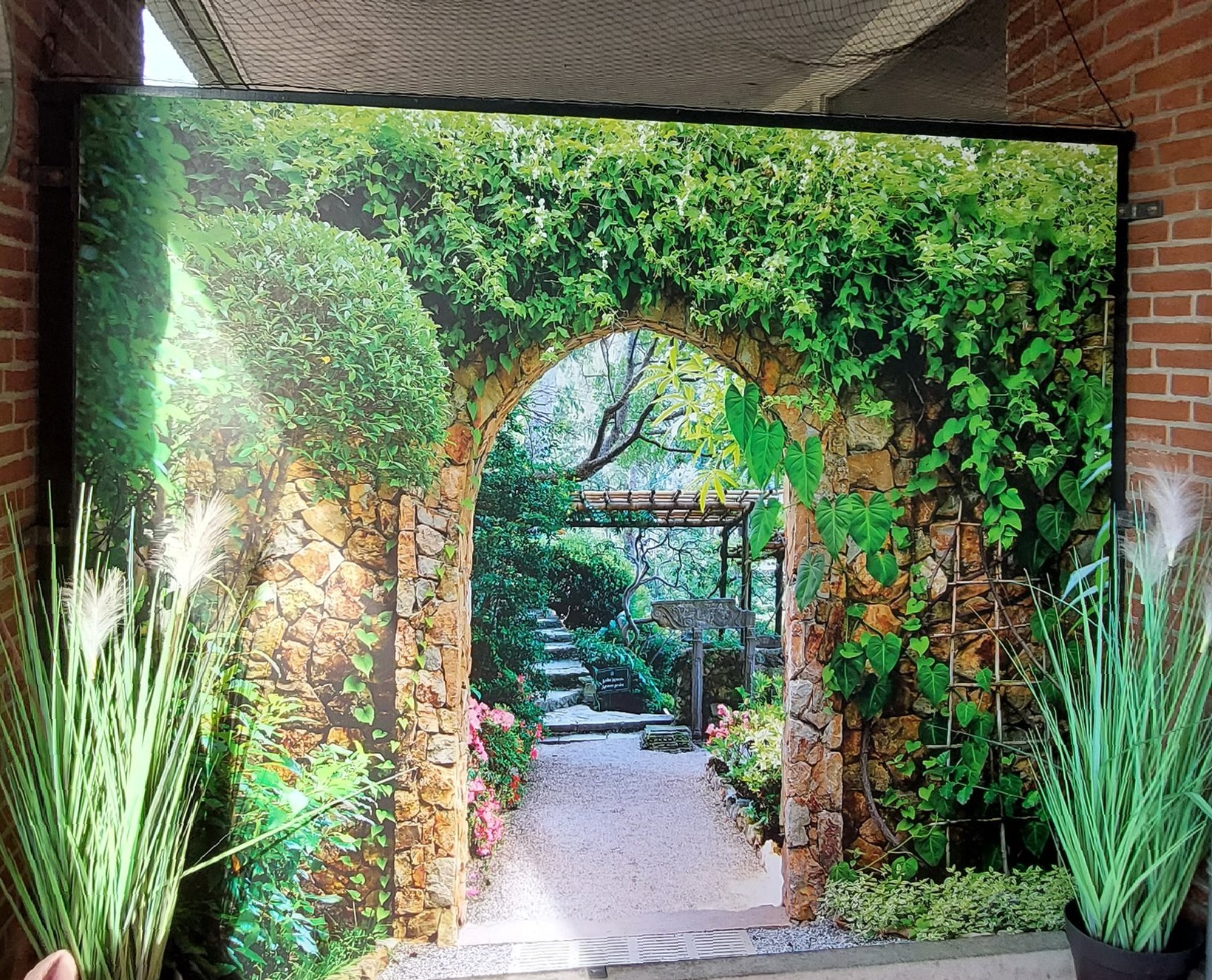 Outdoor poster doorkijkje met robuust ophangsysteem